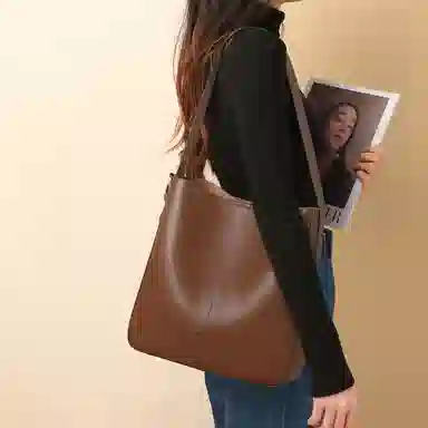 COMELY Crossbody Bag Coffee