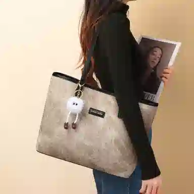 COMELY Tote