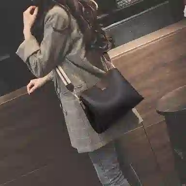 COMELY Bucket Bag Black