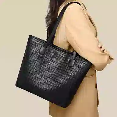 COMELY Tote