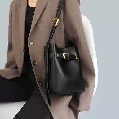 COMELY Bucket Bag Black