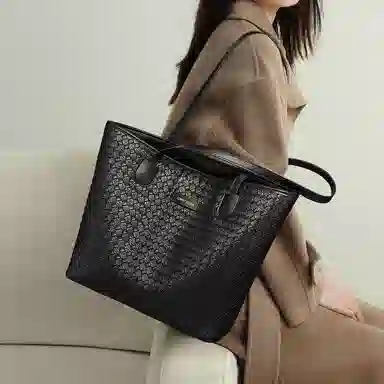 COMELY Tote