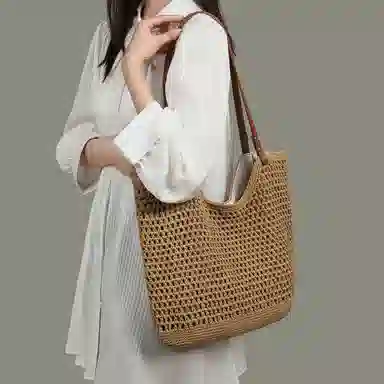 COMELY Tote
