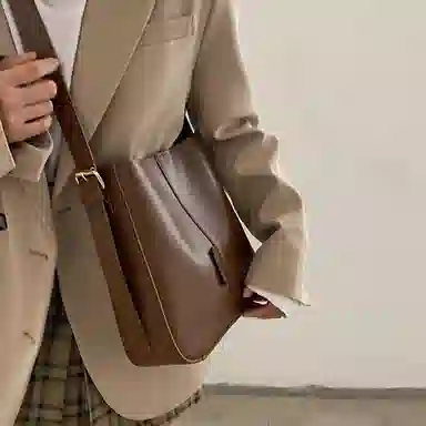 COMELY Crossbody Bag Coffee