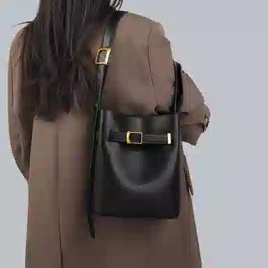 COMELY Bucket Bag Black