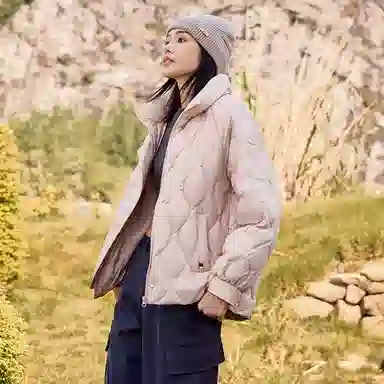 雅鹿 通勤立领拉链长袖轻薄短款小个子波浪绗线纯色羽绒服 女款