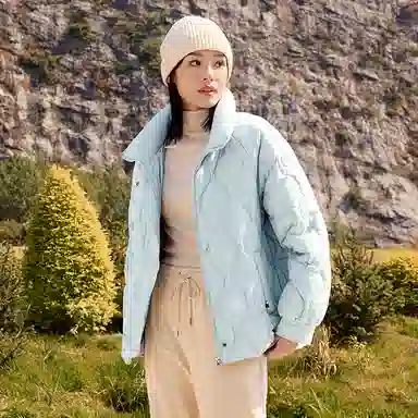 雅鹿 通勤立领拉链长袖轻薄短款小个子波浪绗线纯色羽绒服 女款