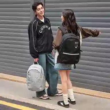 特步 纯色大容量运动时尚休闲通勤背包学生书包 织物 双肩包 男女同款情侣款 黑色/灰色