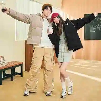 特步 生活系列 拼色拉链连帽加厚保暖休闲羽绒服 男女同款 正黑色/朦胧灰