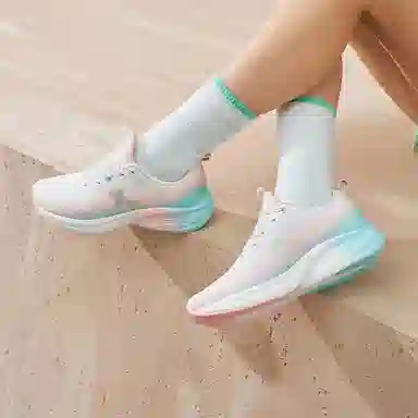 特步 舒适简约百搭 防滑耐磨 低帮 跑步鞋 女款 蓝白色