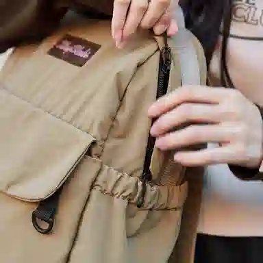 特步 运动生活系列 纯色大容量运动休闲时尚通勤背包书包 织物 双肩包 男女同款情侣款 卡基