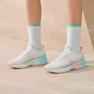 特步 舒适简约百搭 防滑耐磨 低帮 跑步鞋 女款 蓝白色