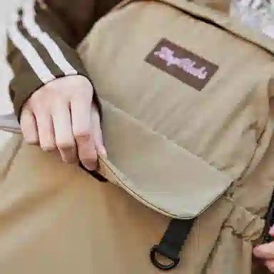 特步 运动生活系列 纯色大容量运动休闲时尚通勤背包书包 织物 双肩包 男女同款情侣款 卡基