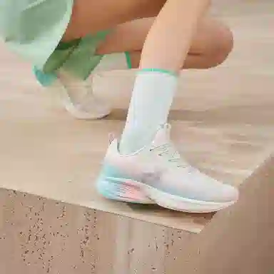 特步 舒适简约百搭 防滑耐磨 低帮 跑步鞋 女款 蓝白色