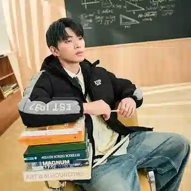 特步 生活系列 拼色拉链连帽加厚保暖休闲羽绒服 男女同款 正黑色/朦胧灰