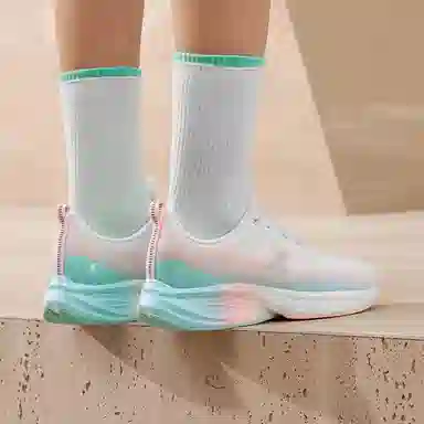 特步 舒适简约百搭 防滑耐磨 低帮 跑步鞋 女款 蓝白色