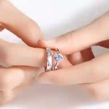 925