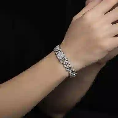 925