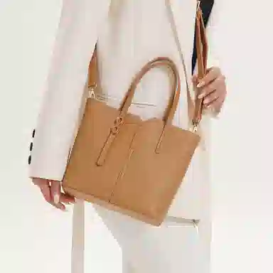 都宝路 精致简约大容量 合成革 水桶包斜挎包 中号 女款 杏色/粉色/米白/黑色