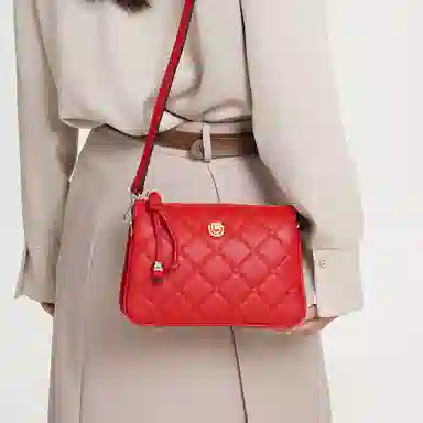 都宝路 百搭小香风菱格日常通勤气质质感精致小方包 合成革 单肩斜挎包 中号 女款 焦糖/红色/粉红