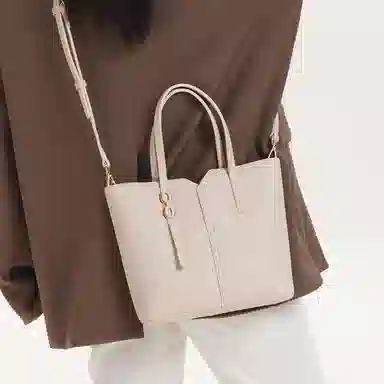 都宝路 精致简约大容量 合成革 水桶包斜挎包 中号 女款 杏色/粉色/米白/黑色