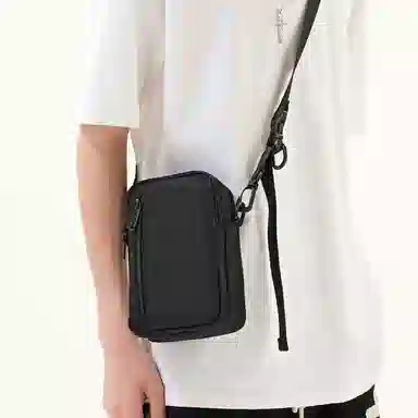 都宝路 韩系竖版潮流日常通勤轻便商务休闲简约 织物 斜挎包 男款 黑色