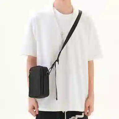 都宝路 韩系竖版潮流日常通勤轻便商务休闲简约 织物 斜挎包 男款 黑色