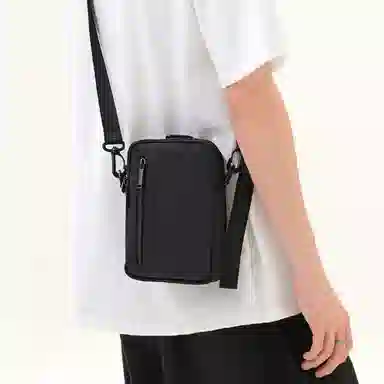 都宝路 韩系竖版潮流日常通勤轻便商务休闲简约 织物 斜挎包 男款 黑色
