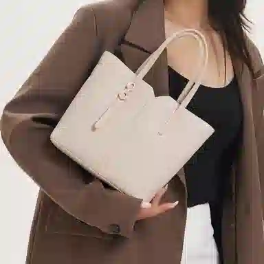 都宝路 精致简约大容量 合成革 水桶包斜挎包 中号 女款 杏色/粉色/米白/黑色