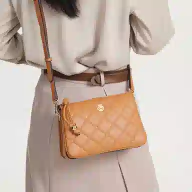 都宝路 百搭小香风菱格日常通勤气质质感精致小方包 合成革 单肩斜挎包 中号 女款 焦糖/红色/粉红