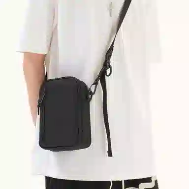 都宝路 韩系竖版潮流日常通勤轻便商务休闲简约 织物 斜挎包 男款 黑色