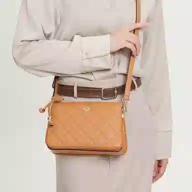 都宝路 百搭小香风菱格日常通勤气质质感精致小方包 合成革 单肩斜挎包 中号 女款 焦糖/红色/粉红