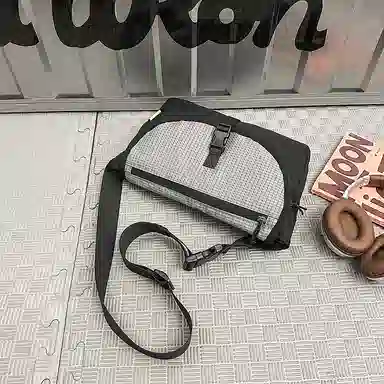 小众设计日常休闲通勤质感胸包运动出行旅行邮差包骑行包小方包 尼龙 斜挎包 男女同款情侣款 多色