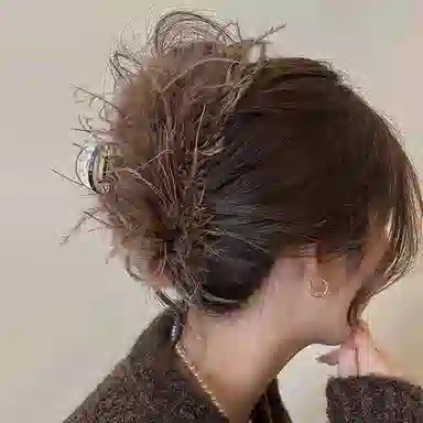 左欧 咖色羽毛抓夹 高级感大号鲨鱼夹子 毛毛绒 亚克力 发夹 女款