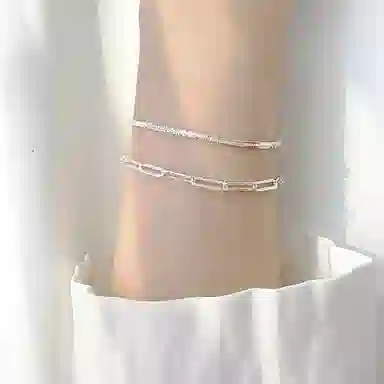 925