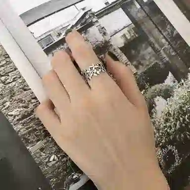 925