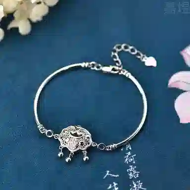 925