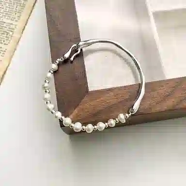 925