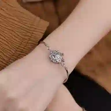 925