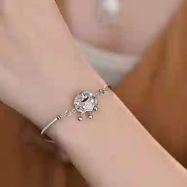 925