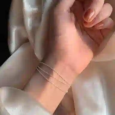 925