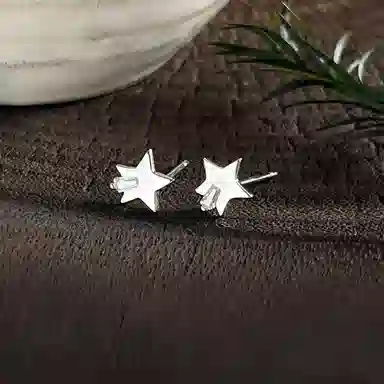 925