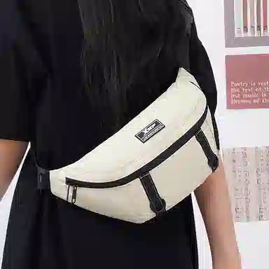 特步 斜挎包男轻便外出随身便携休闲百搭日系潮流运动多功能简约 织物 单肩包 男女同款情侣款 黑色/白色