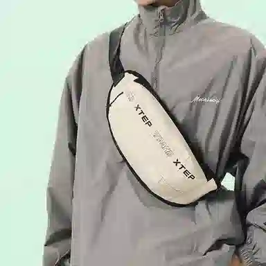 特步 胸包男大容量百搭斜挎包潮酷轻便运动骑行包耐用帅气单肩包女新 织物 胸包 男女同款情侣款 黑色