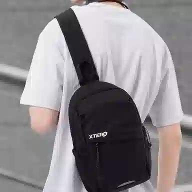 特步 休闲便携商务通勤 牛津纺 胸包 男女同款情侣款 黑色