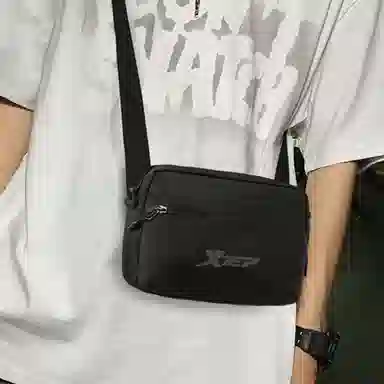 特步 休闲多功能 聚酯纤维 斜挎包 常规 男款 黑色
