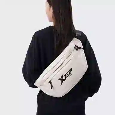 特步 潮牌胸包单肩包女休闲运动腰包背包 牛津纺 斜挎包 常规 男女同款情侣款 黑色