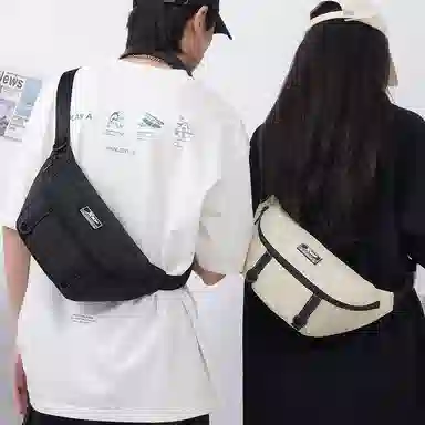 特步 斜挎包男轻便外出随身便携休闲百搭日系潮流运动多功能简约 织物 单肩包 男女同款情侣款 黑色/白色