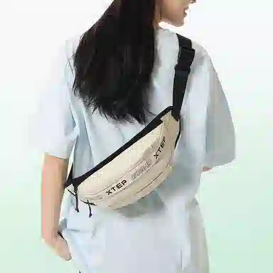 特步 胸包男大容量百搭斜挎包潮酷轻便运动骑行包耐用帅气单肩包女新 织物 胸包 男女同款情侣款 黑色