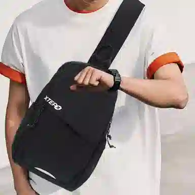 特步 潮牌胸包单肩包女休闲运动腰包背包 牛津纺 斜挎包 常规 男女同款情侣款 黑色